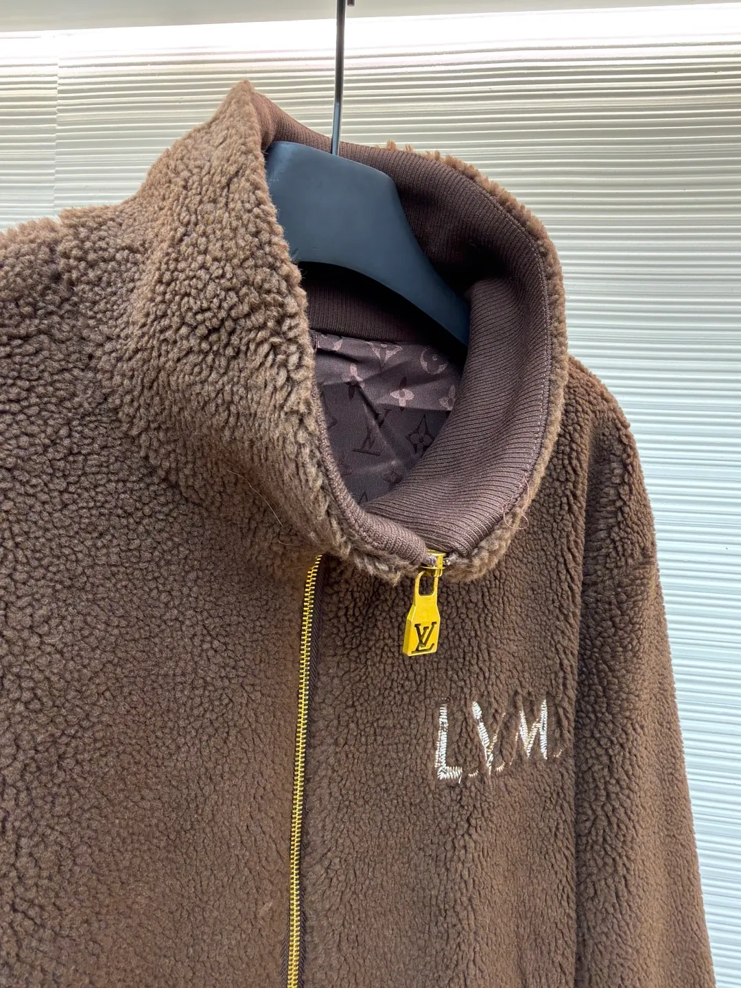 LOUIS VUITTON solid color zipper suede waist long-sleeved velvet jacket ●Original version: Purchased and developed for 17000 ●Item number: 1682255-B50 ●Fabric: cotton fabric ●Technology: Made on positioning cutting machine ●Color: brown ●Version: fitted version ●Weight: about 975 grams ●Size: S-M-L-XL ●Description: This brown lambswool jacket with LVM logo is made of imported imitation lambswool fabric, which has been processed by double carding and shearing processes. The pile length is even to 12mm. It feels fluffy and soft and is not prone to lint and pilling. The bottom layer of the fabric is compounded with waterproof polyester lining, which is seamlessly bonded through a heat-pressing lamination process, effectively locking in temperature and preventing linting. The body adopts a loose shoulder-drop design, and the three-dimensional tailoring technology allows the shoulders and body to connect naturally without any stiff splicing. The front is equipped with a customized brass zipper, which has been treated with electroplating and anti-oxidation, making it smooth and durable. The LVM logo on the left chest is made of three-dimensional embroidery technology, using high-twist cotton thread and flat embroidery stitching. The stitching is dense and does not skip stitches. The ribbed edges on the neckline and hem are made of spandex blended material, which has been pre-shrunk and has long-lasting elasticity without sagging. The overall seams use dual hemming and overlocking techniques, with 11 stitches per inch, taking into account the firmness of the fit and durability. The overall wiring is straight and delicate, the fabric is comfortable and soft, and the color is consistent without color difference. It can be matched with the same style to create a fashionable look and control various occasions. Customized accessories, complete with three standards, same style for men and women!